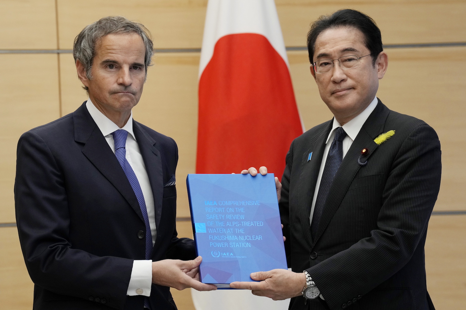 epa10725225 Rafael Mariano Grossi (L), Director General of the International Atomic Energy Agency, presents IAEA's comprehensive report on Fukushima Treated Water Release, to  Japanese Prime Minister Fumio Kishida (R), at the prime minister's in Tokyo, Japan, 04 July 2023.  EPA/Eugene Hoshiko / POOL