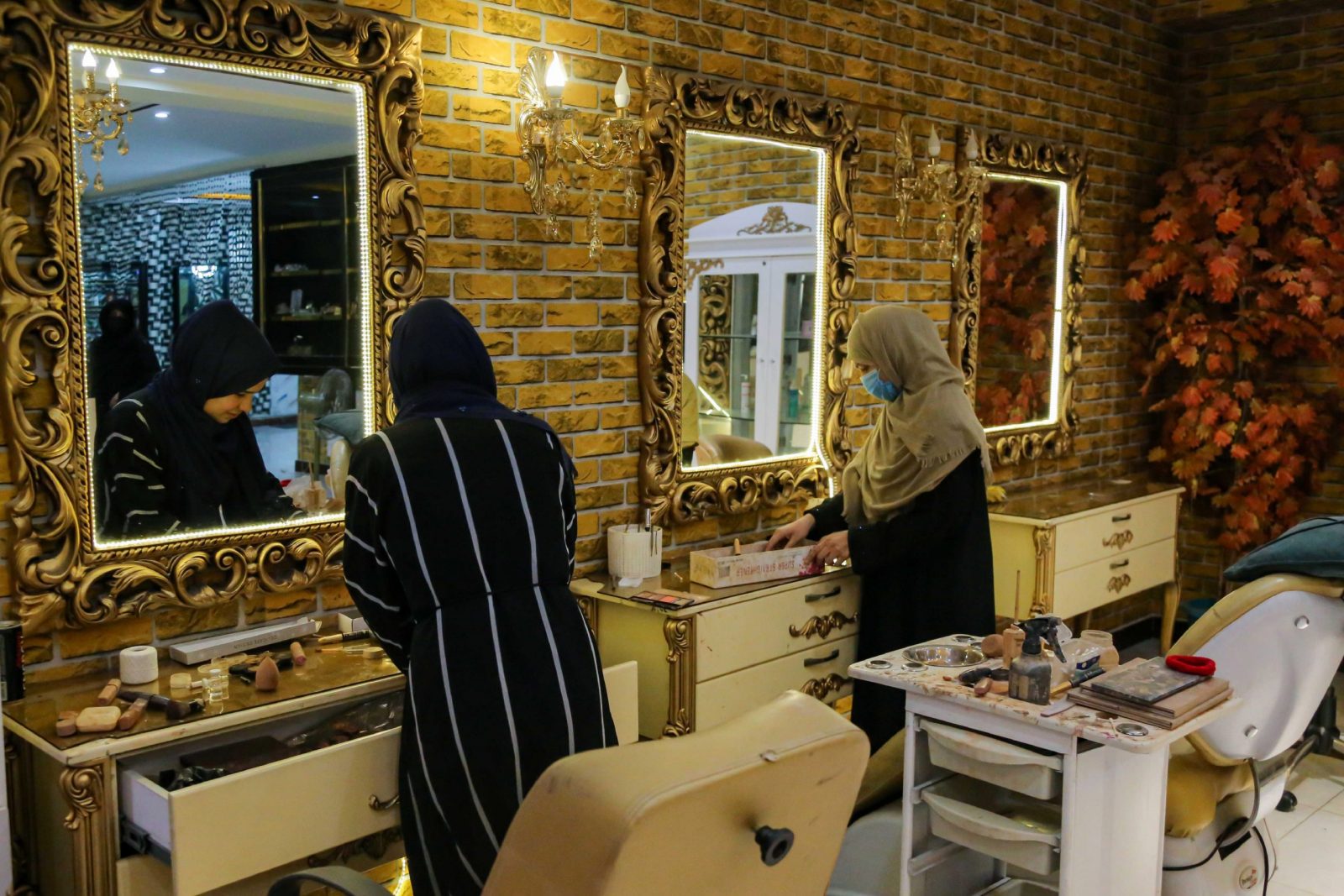 epa10726547 Staff prepare to leave after closing a beauty salon in Kabul, Afghanistan, 04 July 2023. The Taliban government has in a recent decree imposed a ban on women’s beauty salons in Afghanistan, that will effect some 12,000 hairdressing salons according to the Kabul Chamber Of Craftsmen. The Ministry for the Propagation of Virtue and the Prevention of Vice on 04 July confirmed that beauty parlors were ordered to wind down their businesses within a month in Kabul and all 33 Afghan provinces.  EPA/SAMIULLAH POPAL