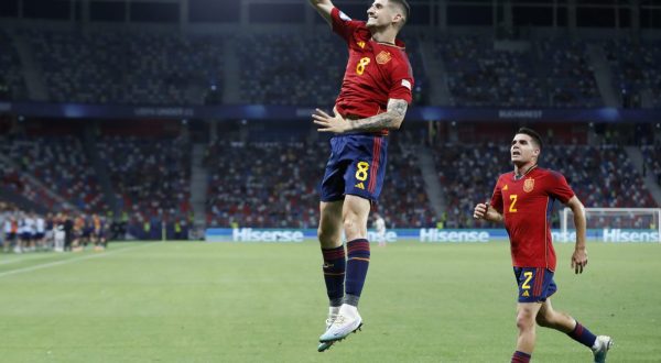 epa10728451 Spain's Oihan Sancet celebrates with teammates after scoring the 2-1 lead during the UEFA Under-21 Championship semi final match between Spain and Ukraine in Bucharest, Romania, 05 July 2023.  EPA/ROBERT GHEMENT