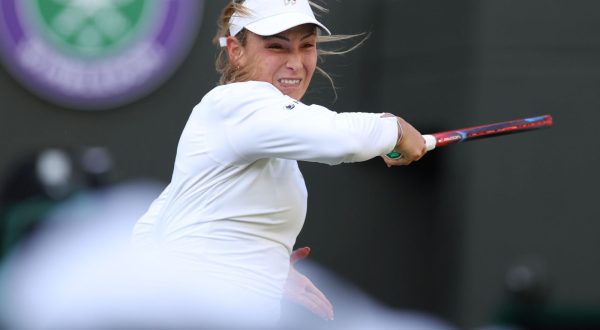 epa10730459 Donna Vekic of Croatia in action during her Women's Singles 2nd round match against Sloane Stephens of USA at the Wimbledon Championships, Wimbledon, Britain, 06 July 2023.  EPA/ISABEL INFANTES   EDITORIAL USE ONLY