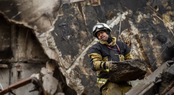 epa10731577 (FILE) - An emergency worker searches the rubble of a destroyed apartment block in the city of Borodyanka near Kyiv, Ukraine, 09 April 2022.  EPA/OLEG PETRASYUK