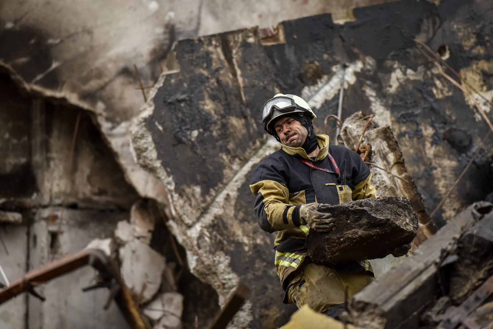 epa10731577 (FILE) - An emergency worker searches the rubble of a destroyed apartment block in the city of Borodyanka near Kyiv, Ukraine, 09 April 2022.  EPA/OLEG PETRASYUK