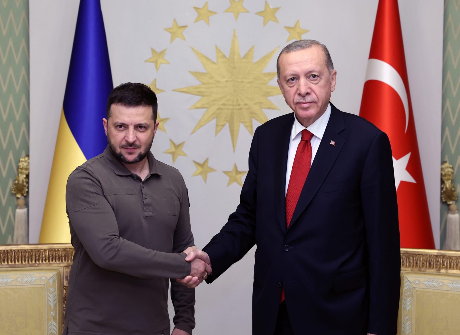 epa10733009 A handout photo made available by the Turkish Presidential press office shows Turkey's President Recep Tayyip Erdogan (R) and Ukraine's President Volodymyr Zelensky (L) posing before their meeting in Istanbul, Turkey, 07 July 2023.  EPA/MURAT CETIN MUHURDAR / HANDOUT  HANDOUT EDITORIAL USE ONLY/NO SALES