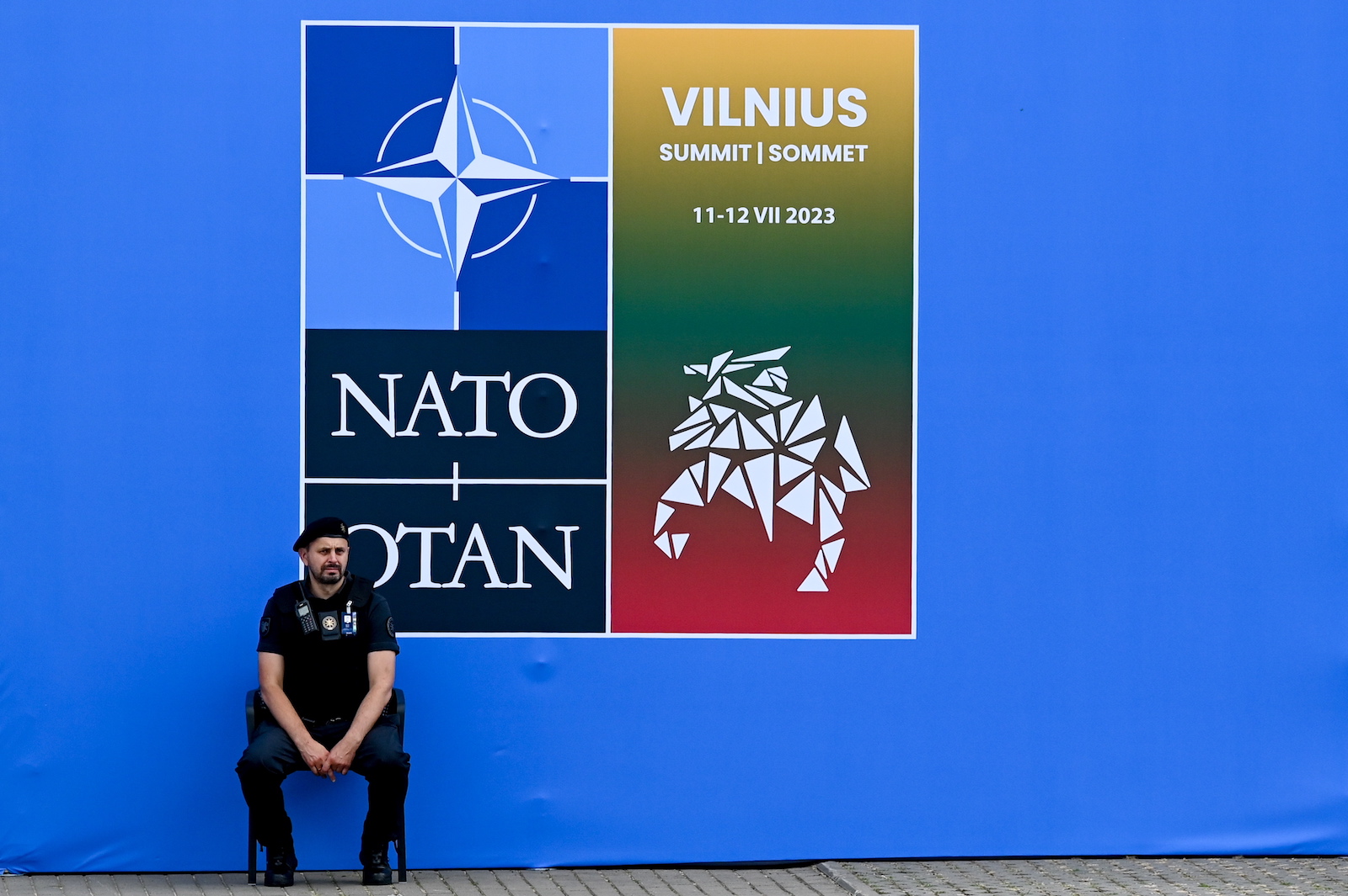 epa10735615 A security guard at NATO summit venue in Vilnius, Lithuania, 09 July 2023. NATO Summit will take place in Vilnius on 11 and 12 July 2023.  EPA/FILIP SINGER