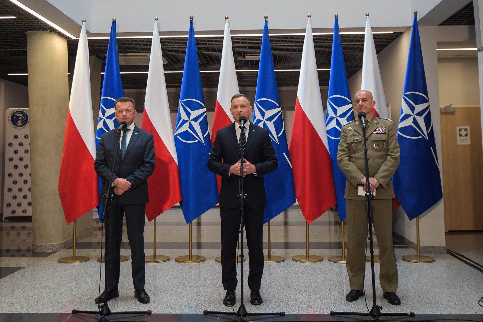 epa10737678 President Andrzej Duda (C), Minister of National Defense Mariusz Blaszczak (L) and Chief of the General Staff of the Polish Army Gen. Rajmund Andrzejczak (R) speak during the annual briefing of executives of the Ministry of National Defense and the Polish Armed Forces on the eve of the NATO summit in Vilnius, at the Cyberspace Defense Forces Component Command in Legionowo, Poland, 10 July 2023.  EPA/Marcin Obara POLAND OUT