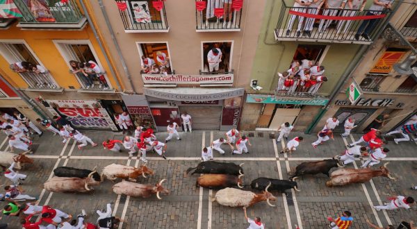 epa10740778 Runners are chased by the bulls of Jandilla ranch during the sixth bull running of Sanfermines in Pamplona, northern Spain, 12 July 2023.  EPA/J.P. Urdiroz