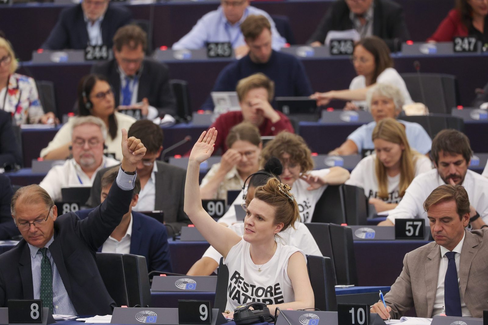 epa10741364 Members of the European Parliament (MEP’s) during a voting session of the European Parliament in Strasbourg, France, 12 July 2023. Members of the European Parliament (MEP’s) are voting on the European law on the Nature Restoration Law.  EPA/JULIEN WARNAND