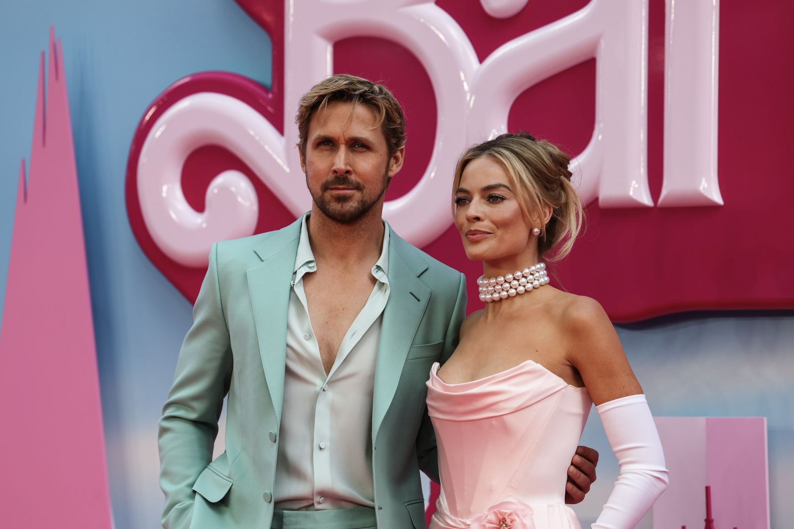 epa10742446 Canadian actor Ryan Gosling (L) and Australian actor Margot Robbie pose on the pink carpet at the European premiere of 'Barbie' in central London, Britain, 12 July 2023. The film will be released in cinemas from 21 July 2023.  EPA/ANDY RAIN