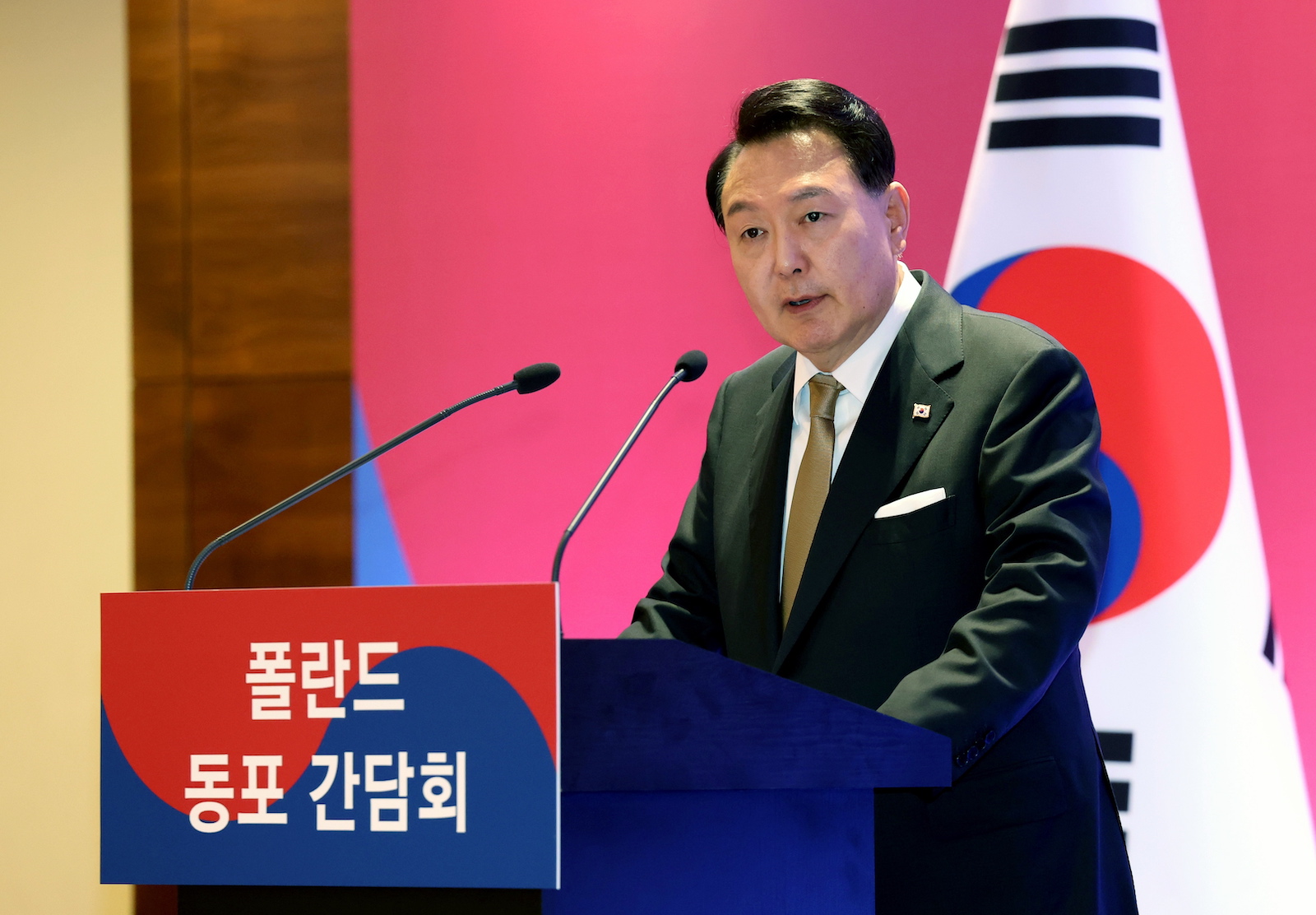 epa10742635 South Korean President Yoon Suk Yeol speaks during a meeting with South Korean residents at a Warsaw hotel in Warsaw, Poland, 12 July 2023. President Yoon is on a three-day official visit to the East European country.  EPA/YONHAP SOUTH KOREA OUT