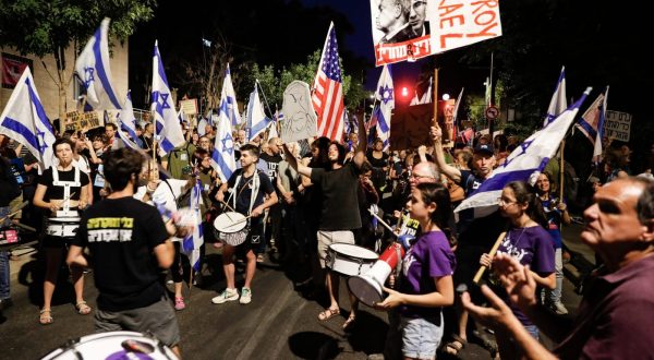 epa10744392 Anti-government protesters play the drums and wave flags as they gather near Israeli Prime Minister Benjamin Netanyahu's residence during a protest against the government's justice system reform plan, in Jerusalem, 13 July 2023.  EPA/ATEF SAFADI
