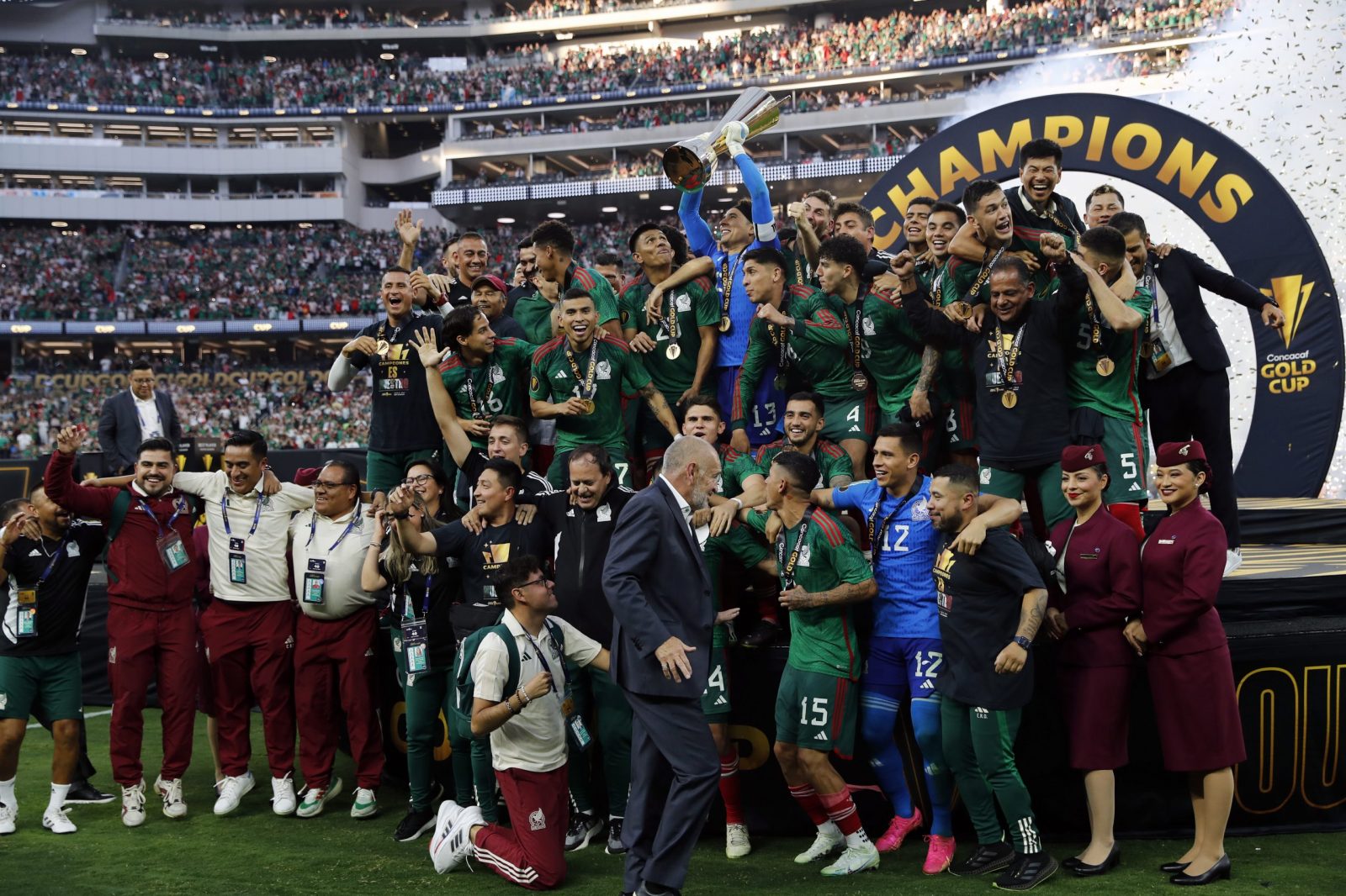 epa10750714 Mexican players celebrate holding the trophy after their victory over Panama during the CONCACAF Gold Cup final between Panama and Mexico at the SoFi Stadium in Los Angeles, California, USA, 16 July 2023.  EPA/ETIENNE LAURENT