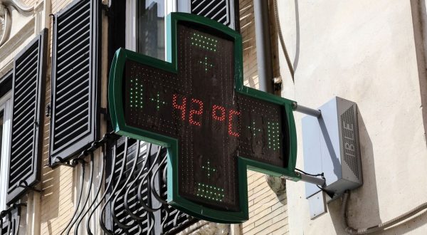 epa10751450 A thermometer outside a pharmacy displays '42 degrees Celsius' in Rome,  Italy, 17 July 2023. Southern Europe is experiencing a major heat wave this week with temperatures expected to climb up to 48 Celsius degrees on the islands of Sicily and Sardinia. Italy's health ministry sent on 17 July a circular letter to the country's regional governments with a series of recommendations to manage the impact of the intense heat wave the country is enduring. These recommendations include setting up a 'heat code' at emergency rooms with special, priority procedures for people suffering heat-related health issues.  EPA/MASSIMO PERCOSSI