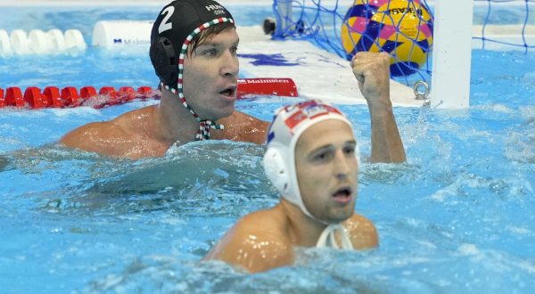 epa10754703 Daniel Angyal (L) of Hungary reacts after scoring a goal at the Men's Water Polo preliminary round match between Croatia and Hungary during the World Aquatics Championships 2023 in Fukuoka, Japan, 19 July 2023.  EPA/FRANCK ROBICHON