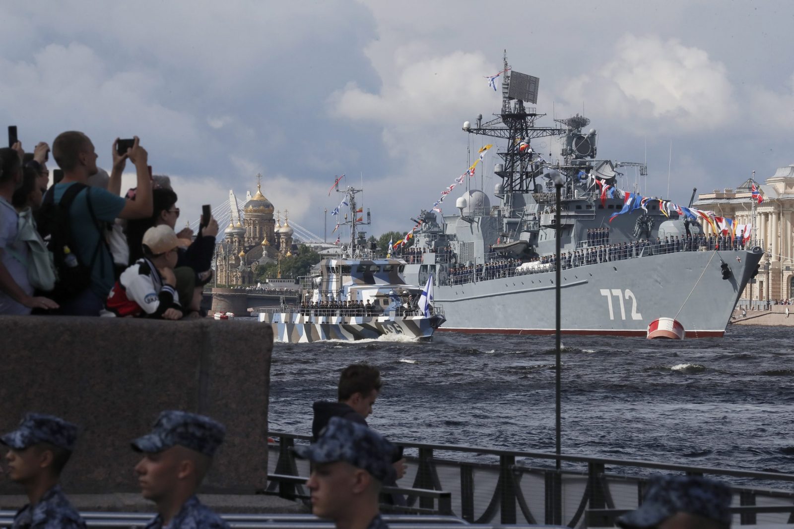 epa10755079 People look on as Russian warships take part in rehearsals for the 'Russia Navy Day' parade in St. Petersburg, Russia, 19 July 2023. The 'Russia Navy Day' is celebrated on the last Sunday in July.  EPA/ANATOLY MALTSEV