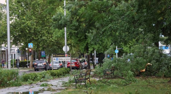 Zagreb, 19.07.2023 - Olujno nevrijeme u Zagrebu. Na slici Prilaz Baruna Filipoviæa.   foto HINA/ Damir SENÈAR/ ua