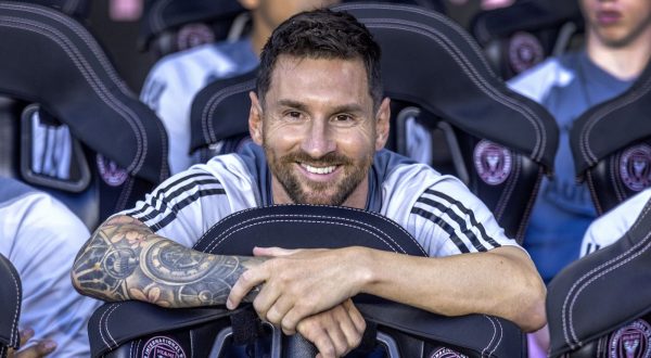 epa10761206 Argentine Lionel Messi, Inter Miami CF player sits on the team bench before the Soccer Leagues Cup match between Cruz Azul and Inter Miami CF outside DRV PNK Stadium in Fort Lauderdale, Florida, USA, 21 July 2023.  EPA/CRISTOBAL HERRERA-ULASHKEVICH