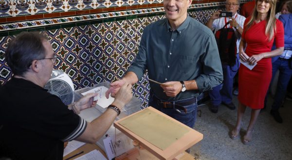 epa10763407 Spanish Prime Minister and re-election candidate Pedro Sanchez (C), casts his ballot next to his wife Begona Gomez (R) for the general elections at a polling station in Madrid, Spain, 23 July 2023.  EPA/Ballesteros