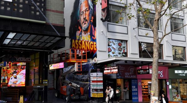 epa10765306 A mural of imprisoned Australian editor, publisher, and activist Julian Assange by artist Scottie Marsh is painted on the side of a building in the CBD of Sydney, Australia, 24 July 2023.  EPA/BIANCA DE MARCHI  AUSTRALIA AND NEW ZEALAND OUT