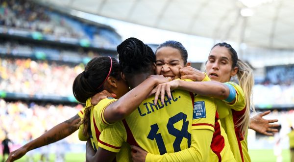 epa10766913 Linda Caicedo (C) of Colombia celebrates with teammates after scoring a goal during the FIFA Women's World Cup match between Colombia and South Korea at Sydney Football Stadium in Sydney, Australia, 25 July 2023.  EPA/DAN HIMBRECHTS  AUSTRALIA AND NEW ZEALAND OUT