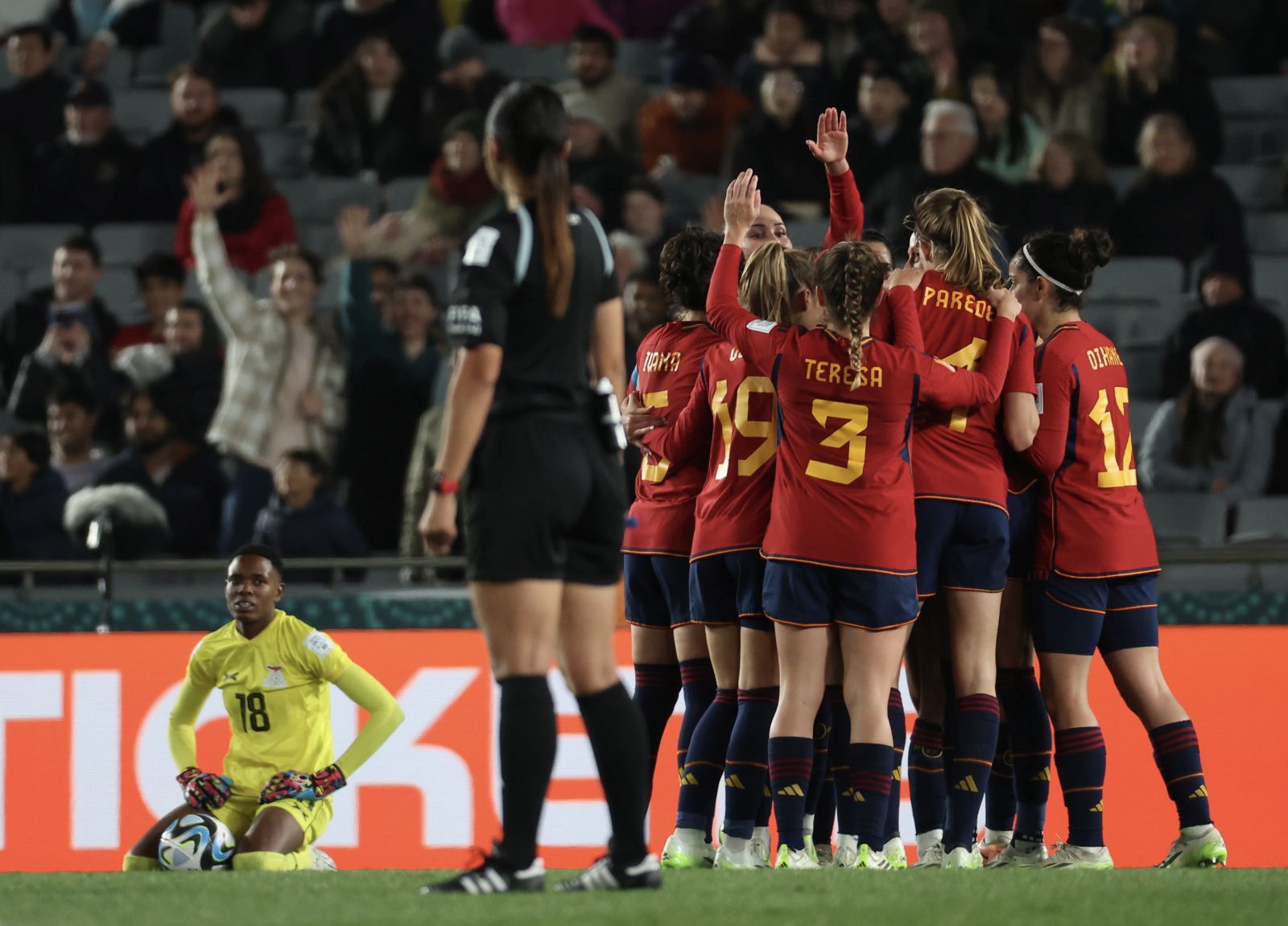 epa10769102 Team Spain players celebrate as Zambia goalkeeper Eunice Sakala (L) looks on during the FIFA Women's World Cup group C soccer match between Spain and Zambia, in Auckland, New Zealand, 26 July 2023.  EPA/HOW HWEE YOUNG