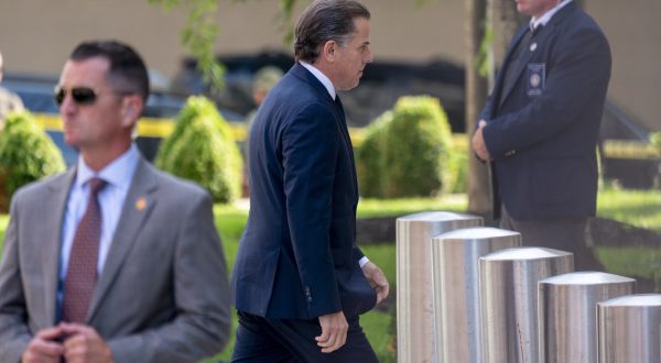 epa10769546 Hunter Biden (C) arrives at the US Federal District Court in Wilmington, Delaware, USA, 26 July 2023. Hunter Biden is prepared to plead guilty to two misdemeanor counts of failing to pay income tax. Congressional Republicans claim that Biden benefited from political interference during the investigation.  EPA/SHAWN THEW