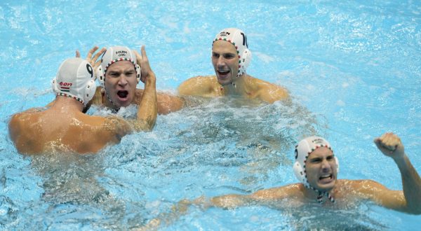 epa10771088 Hungary team players celebrate after defeating Spain at the Men's Water Polo Semifinal match between Hungary and Spain during the World Aquatics Championships 2023 in Fukuoka, Japan, 27 July 2023.  EPA/FRANCK ROBICHON