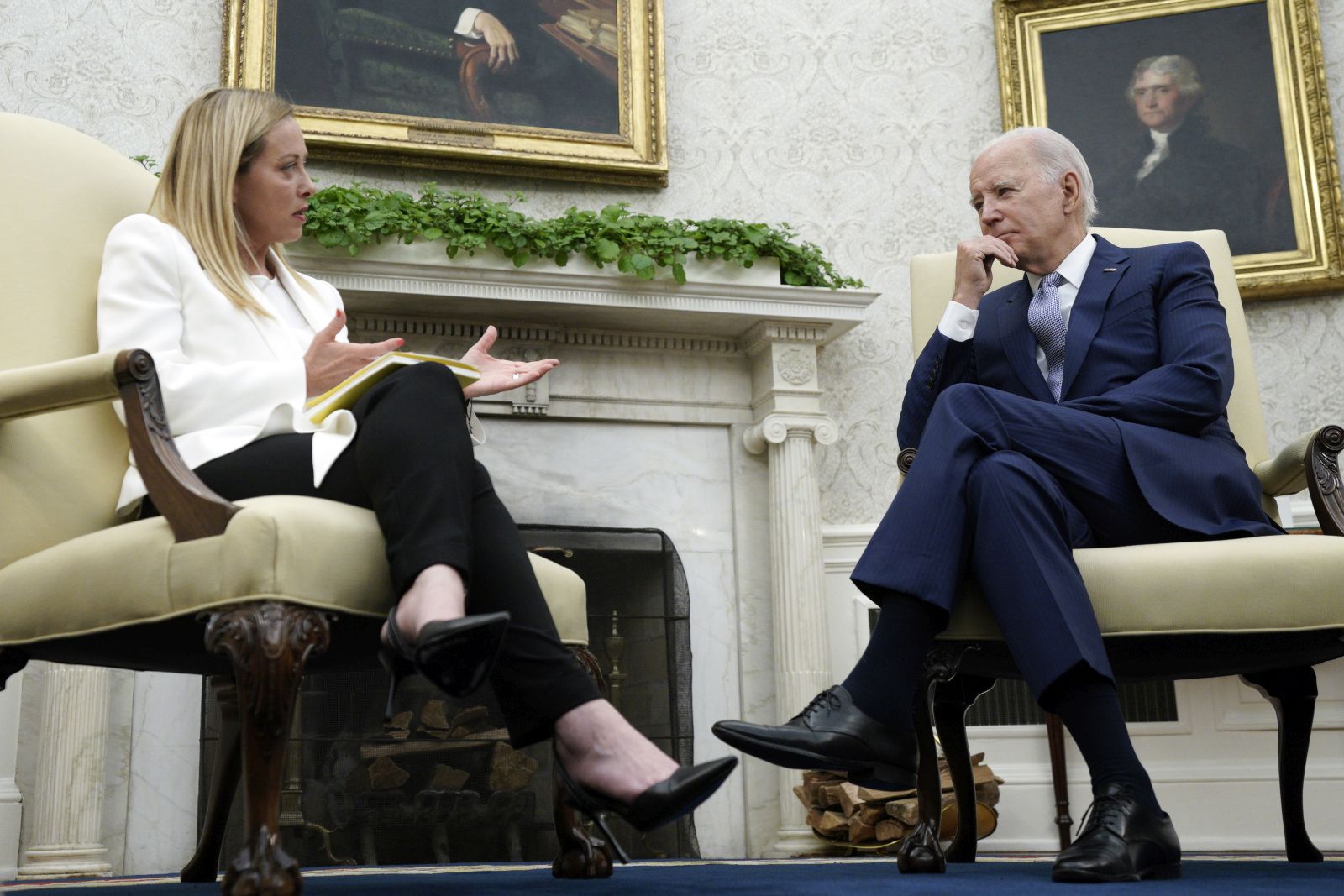 epa10772297 US President Joe Biden meets with Italian Prime Minister Giorgia Meloni in the Oval Office of the White House in Washington, DC, USA, 27 July 2023.  EPA/Yuri Gripas / POOL