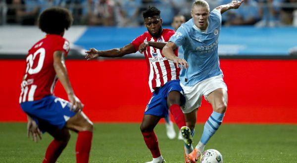 epa10777183 Manchester City' Erling Haaland (R) in action against Atletico Madrid'sThomas Lemar (C) during a soccer pre season friendly match between Manchester City vs Atletico Madrid at Sangam World Cup Stadium in Seoul, South Korea, 30 July 2023.  EPA/JEON HEON-KYUN