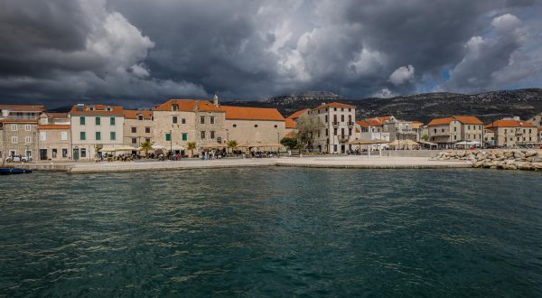 02.04.2023., Kastel Stari - Promjenjivo vrijeme u Dalmaciji.
Nastavak nedjelje donosi promjenjive vremenske uvjete kako dolikuje pocetku proljeca.
 Photo: Zvonimir Barisin/PIXSELL