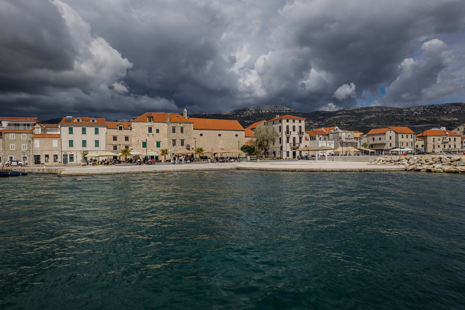 02.04.2023., Kastel Stari - Promjenjivo vrijeme u Dalmaciji.
Nastavak nedjelje donosi promjenjive vremenske uvjete kako dolikuje pocetku proljeca.
 Photo: Zvonimir Barisin/PIXSELL