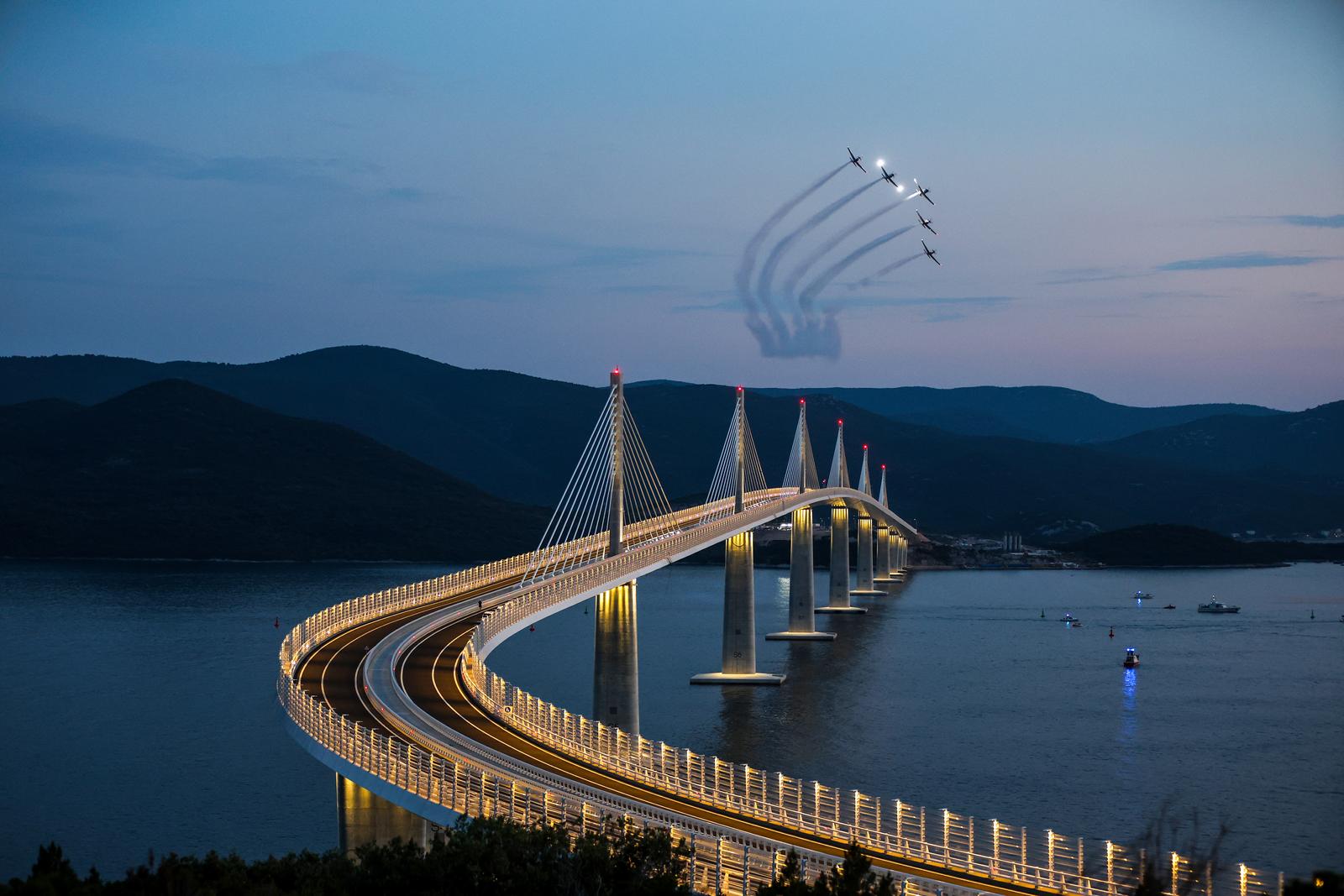 Najbolja novinska fotografija 2022. godine. 26.07.2022., Komarna - Sluzbeno otvorenje Peljeskog mosta. Krila oluje. Photo: Igor Kralj/PIXSELL