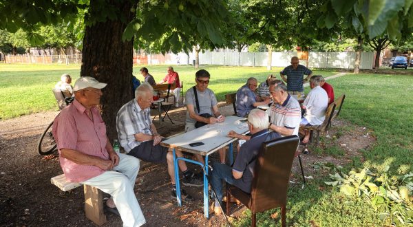 03.07.2023., Zagreb - Ljetna popodne  umirovljenici su iskoristili za kartanje bele u hladovini na Trgu dr. Franje Tudjmana. Photo: Boris Scitar/PIXSELL