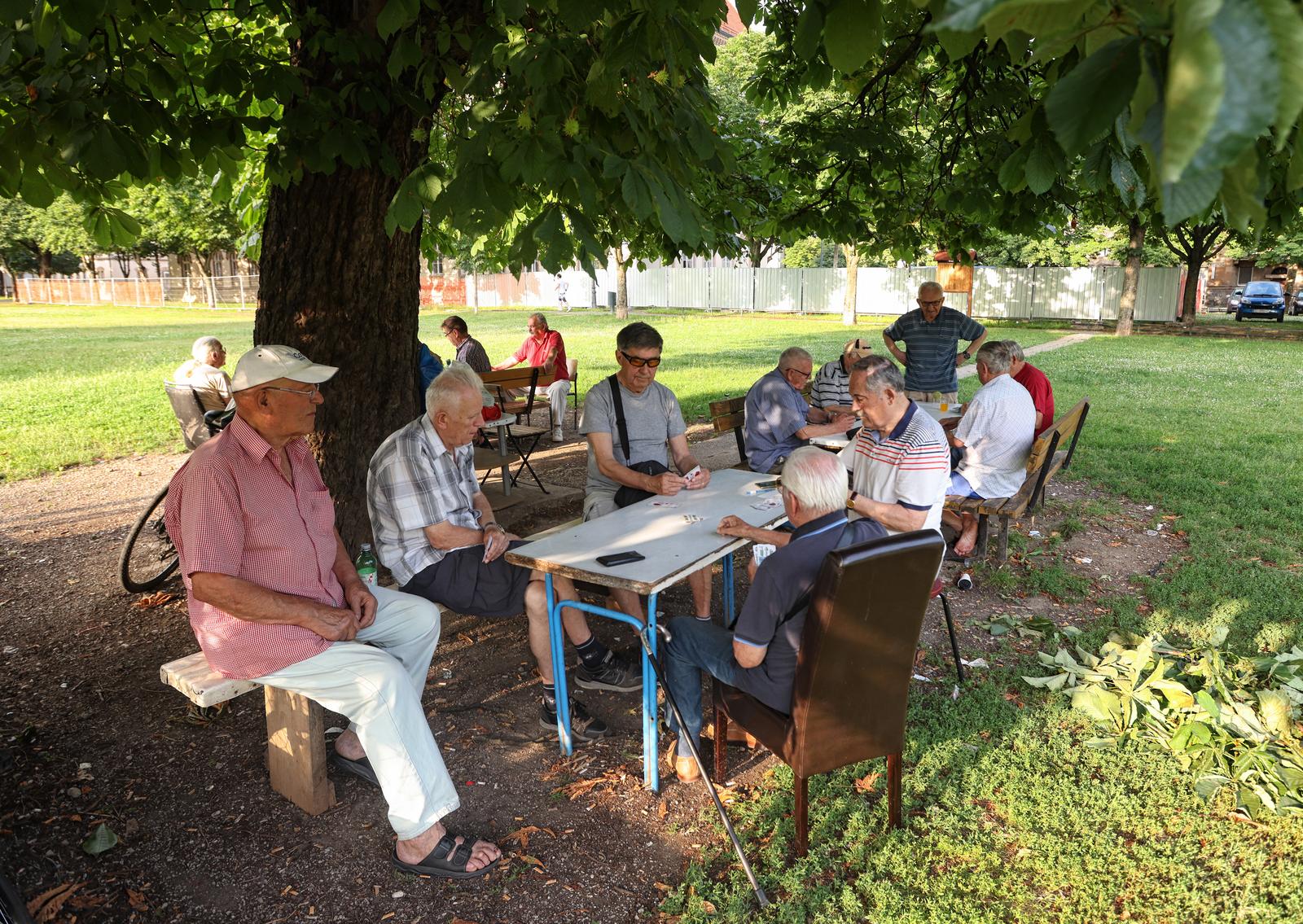 03.07.2023., Zagreb - Ljetna popodne  umirovljenici su iskoristili za kartanje bele u hladovini na Trgu dr. Franje Tudjmana. Photo: Boris Scitar/PIXSELL