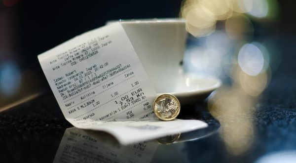 04.01.2023., Zagreb - Caffe bar Unique one na zagrebackoj Malesnici sve kave naplacuje 1 euro. Ovaj novootvoreni lokal tako je umjesto pocetnih 1.33 € za obicnu kavu, sto bi bilo ekvivalent prema srednjem tecaju, cijenu najprodavanijeg pica zaokruzio na nizu. Jos je zanimljivije sto se za cijenu od jednog eura ovdje moze popiti i kava s mlijekom kao i cappuccino a takve cijene ce drzati i dalje te ih za sada nemaju namjeru povisivati. Vlasnik Ivan Belko istice da su oni prije svega mali obiteljski kafic u Zagrebackom kvartu Malesnica.
 Da im je cilj poslovanja biti Unique ili jedinstveni. Prije svega zele da se gosti kafica osjecaju ugodno i dobrodoslo. Takodjer zele da njihovo osoblje kao i njihove obitelji imaju redovita i prihvatljiva primanja kao i dovoljno slobodnog vremena za sebe i obitelj. Sto se tice cijene kave od 1 eura, smatra da je to realno i da si to svatko moze priustiti. Nadalje spominje da je vecina iskoristila ovaj prelazak u euro za nerealna poskupljenja. Gosti su njih zadovoljni cijenom i kvalitetom kave i usluge. Za kraj zaposlenici kafica: Petra Seper i Robert pozivaju sve koji mogu neka navrate do Malesnice na kavu za jedan euro i da se sad sami uvjerie u kvalitetu kave te da im svakako kazu jel valja! Photo: Sanjin Strukic/PIXSELL