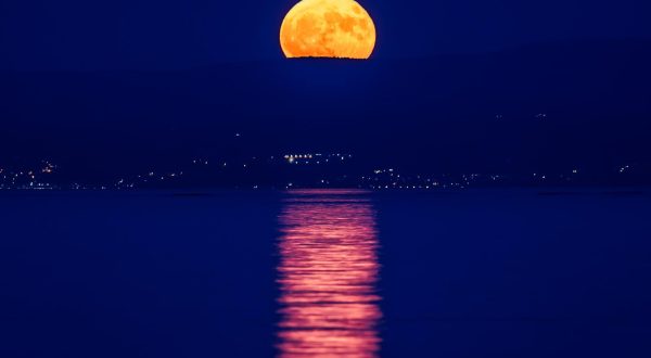 01.07.2023., Split - Pogled Super mjesec koji izlazi iznad Braca. Photo: Zvonimir Barisin/PIXSELL
