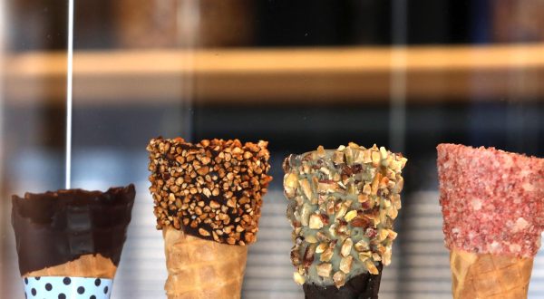 05.07.2023., Sibenik - Posljednjih dana jedna od glavnih tema u medijima je cijena kuglice sladoleda. U Sibeniku treba izdvojiti od 2 do 3 eura za kuglicu.   Photo: Dusko Jaramaz/PIXSELL