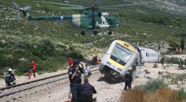 24.07.2009.,Split,Hrvatska - Nagibni vlak ispao s tracnica, ima mrtvih u Kastelimar"nPhoto: Ivana Ivanovic/PIXSELL