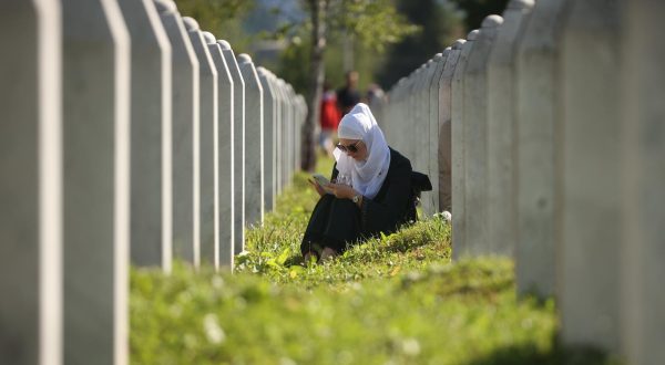 11.07.2022., Potocari, Bosna i Hercegovina - Porodice obilaze tabute i grobove svojih clanova porodica koji su ubijeni u genocidu u Srebrenici. Danas ce biti ukopano 50 novoidentifikovanih zrtava genocida.
 Photo: Armin Durgut/PIXSELL