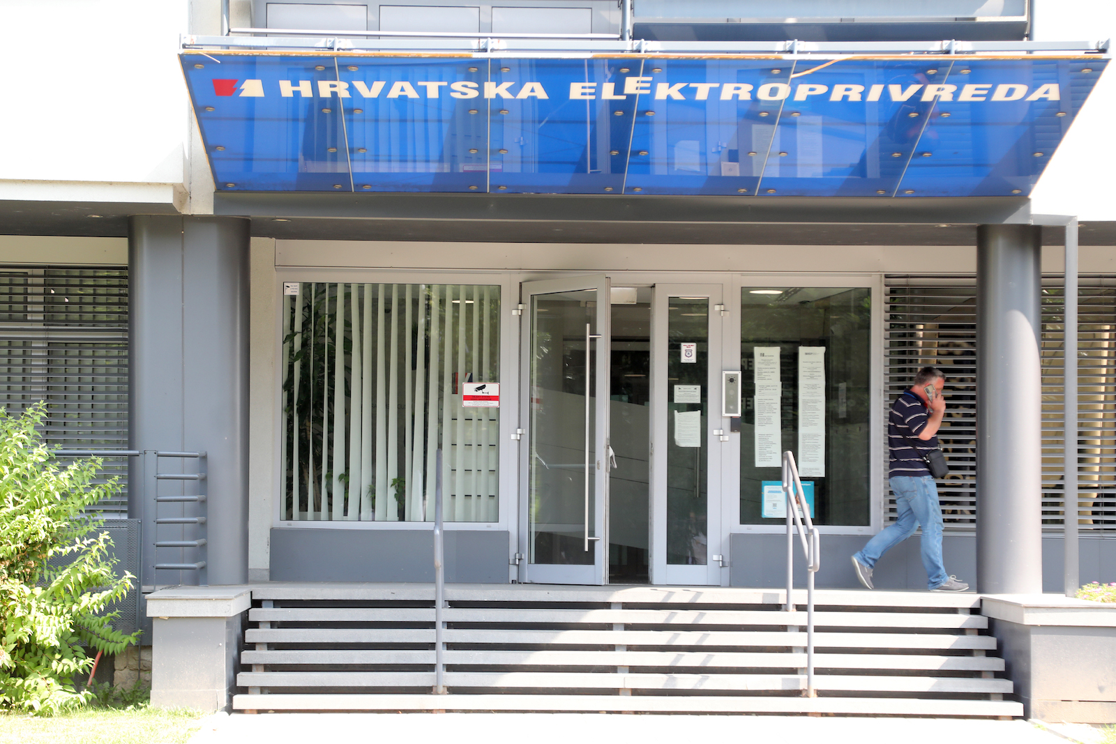 11.07.2023., Zagreb - Istrazitelji USKOK-a zbog velike plinske afere u prostorijama HEP-a pretrazuju dokumentaciju vezano uz aferu kupovine plina po visim te prodaje po nizim cijenama. Photo: Zeljko Hladika/PIXSELL