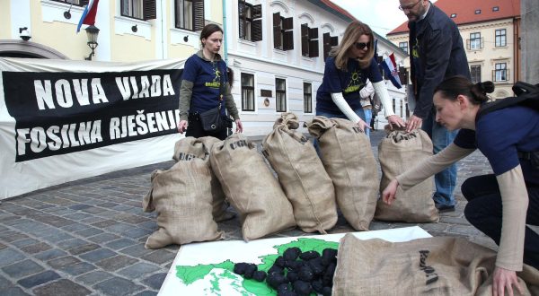 28.03.2012., Zagreb - Aktivisti Zelene akcije prosvjedovali su danas na Markovom trgu protiv gradnje termoelektrane na ugljen.r"n Photo: Patrik Macek/PIXSELL