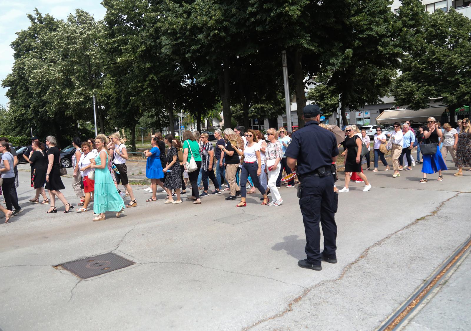 13.07.2023., Zagreb - Pravosudni djelatnici koji strajkaju prosvjedovali su ispred zgrade NSK u kojoj se odvijala sjednica Vlade RH Photo: Zeljko Hladika/PIXSELL