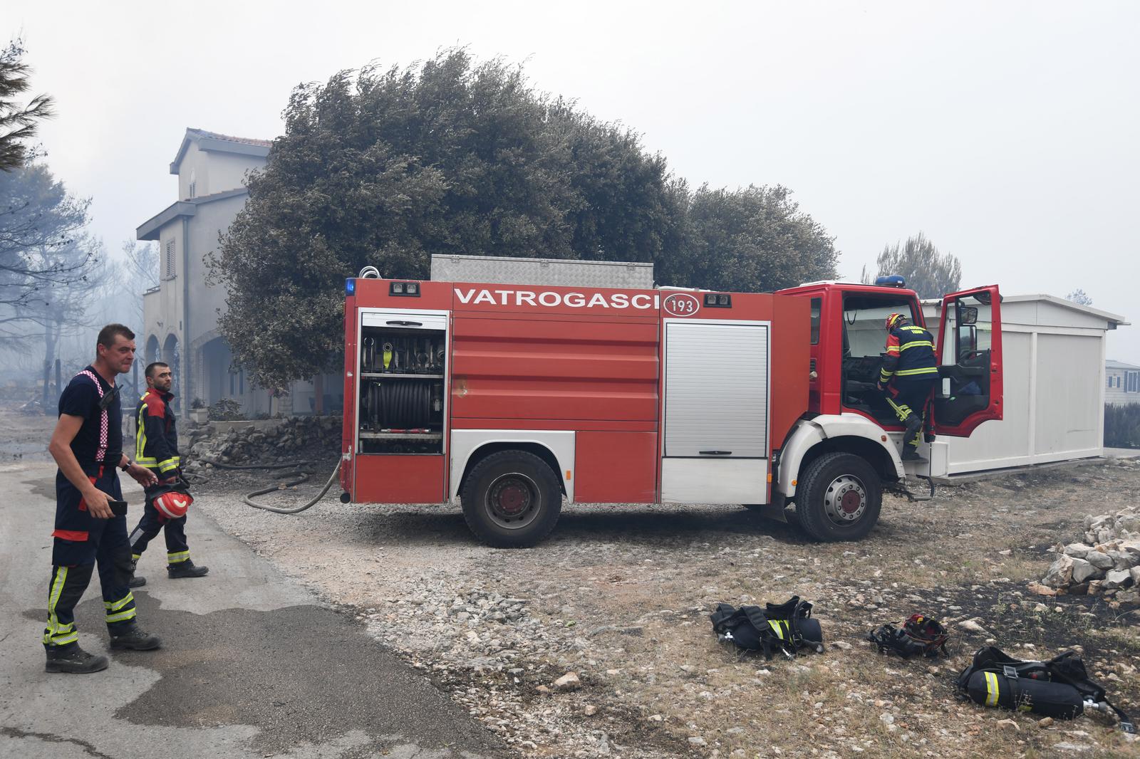 13.07.2023.,Sibenik - U gašenju požara otvorenog prostora koji je izbio na lokaciji Grebaštica u Šibensko-kninskoj županiji, trenutno sudjeluje 79 vatrogasaca sa 28 vatrogasnih vozila, Intervencijska vatrogasna postrojba Šibenik, 3 protupožarna zrakoplova Canadair CL-415, 2 protupožarna zrakoplova Air Tractor. Photo: Hrvoje Jelavic/PIXSELL
