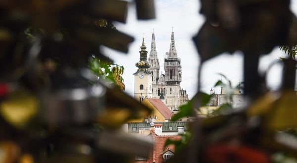 Zagreb: Pogled s Gornjeg grada kroz ljubavne lokote Photo: Neva Zganec/PIXSELL