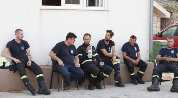 14.07.2023.,Grebastica - Ministar Davir Bozinovic sastao se rano jutros sa vatrogascima i nakon sastanka pozdravio uspjesne napore vatrogasaca da sprijece sirenje pozara i stave ga pod kontrolu. Photo: Dusko Jaramaz/PIXSELL