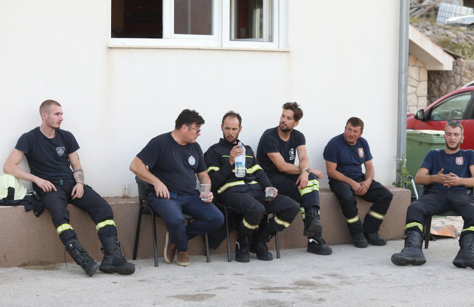 14.07.2023.,Grebastica - Ministar Davir Bozinovic sastao se rano jutros sa vatrogascima i nakon sastanka pozdravio uspjesne napore vatrogasaca da sprijece sirenje pozara i stave ga pod kontrolu. Photo: Dusko Jaramaz/PIXSELL