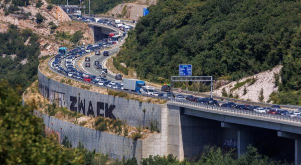 15.07.2023.., Rijeka - Kolona vozila na autocesti A7 izmedu tunela BURLICA i cvora SMRIKA u smjeru mosta Krk. Vozi se uz ogranicenje brzine 40 km/h. Kolona vozila proteze se oko 3 km. Smjer Crikvenica, Novi Vinodolski Krcki most. Photo: Nel Pavletic/PIXSELL