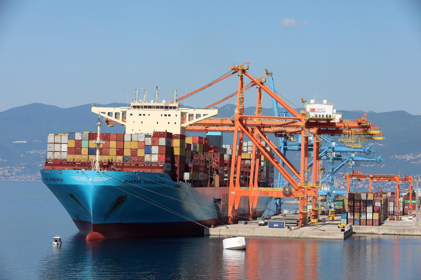 23.05.2023., Rijeka - Kontejnerski brod Maersk Horsburgh prekrcava teret na kontejnerskom terminalu rijecke luke na Brajdici.  Photo: Goran Kovacic/PIXSELL