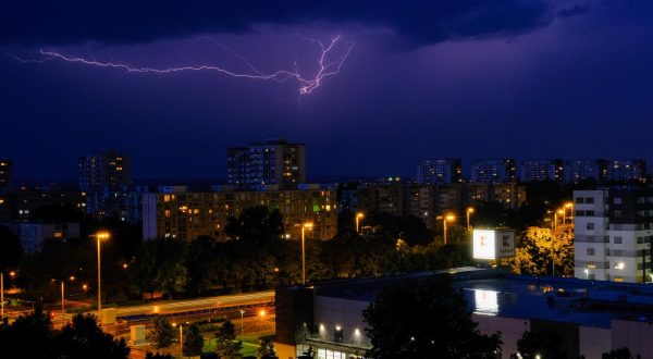 23.06.2023., Zagreb - Za vrijeme olujnog nevremena iznad Zagreba mogle su se vidjeti munje. Photo: Slaven Branislav Babic/PIXSELL