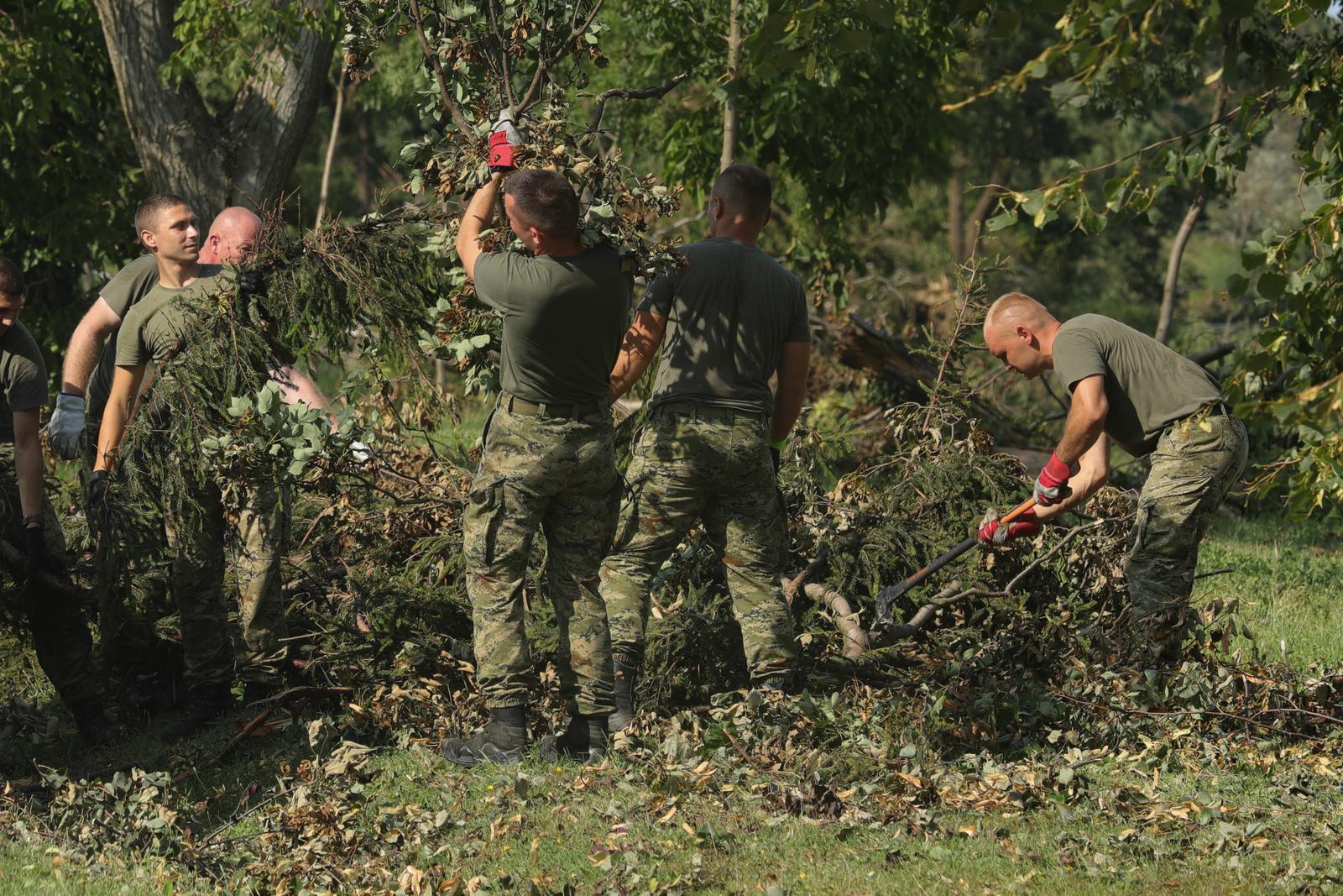23.07.2023., Vinkovci, Cerna - Vojska cisti nakon olujnog nevremena koje je zadesilo Slavoniju. Photo: Dubravka Petric/PIXSELL