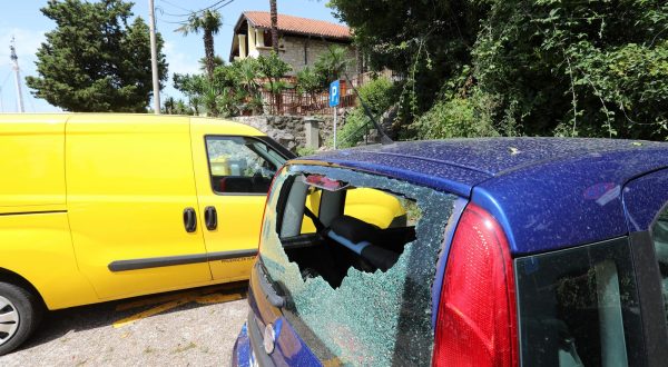 25.07.2023., Omisalj - Mnogobrojna stakla razbijena na automobilima kao posljedica olujne tuce. Photo: Goran Kovacic/PIXSELL